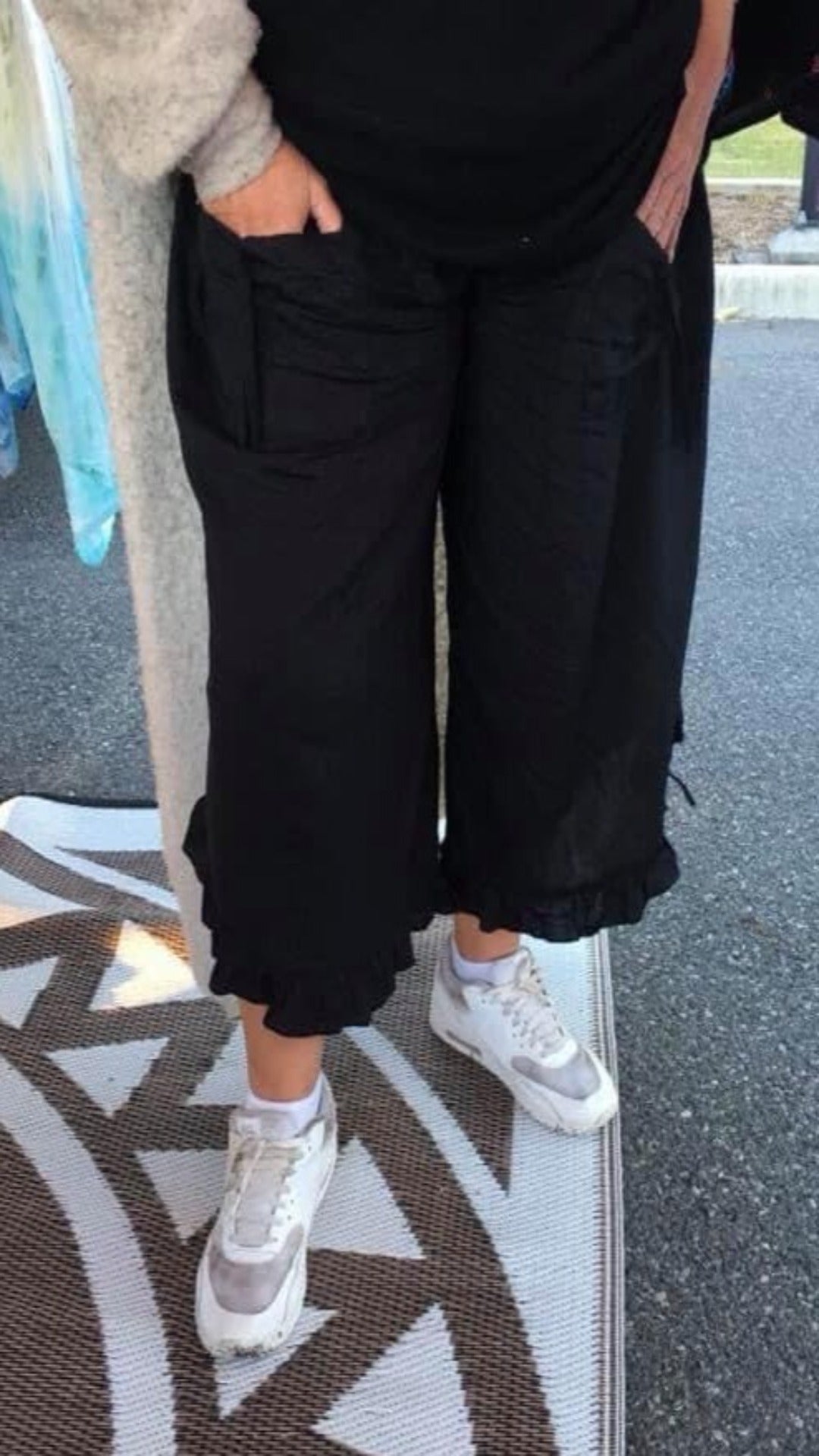 Ruffle Hem Cropped Pants Black