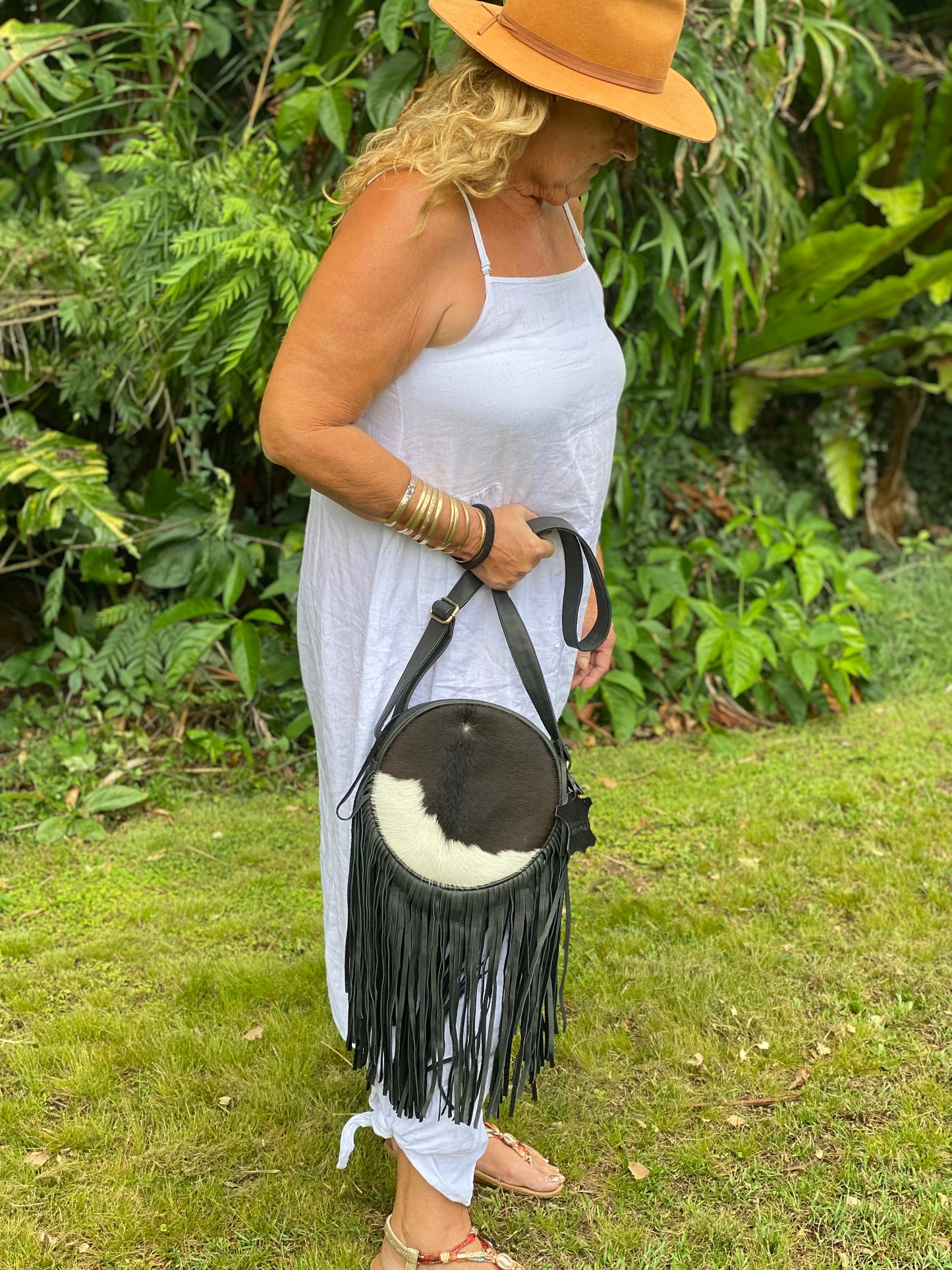 Cow-Hide Fringe Leather around Bag Black